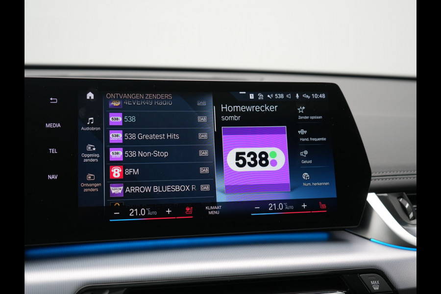 BMW iX1 xDrive30 X Line 67 kWh 313pk Dealer O.H. | Trekhaak Af Fabriek | Panodak | Head Up | Adaptive Cruise | 360 Camera | Harman / Kardon | Lederen Sportstoelen Massage & Memory | Keyless | Sfeerverlichting | Stoelen & Stuur Verwarmd | Apple Carplay | Widescreen Navi | DAB | 19"L.M |