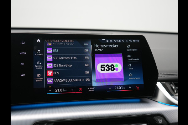 BMW iX1 xDrive30 X Line 67 kWh 313pk Dealer O.H. | Trekhaak Af Fabriek | Panodak | Head Up | Adaptive Cruise | 360 Camera | Harman / Kardon | Lederen Sportstoelen Massage & Memory | Keyless | Sfeerverlichting | Stoelen & Stuur Verwarmd | Apple Carplay | Widescreen Navi | DAB | 19"L.M |