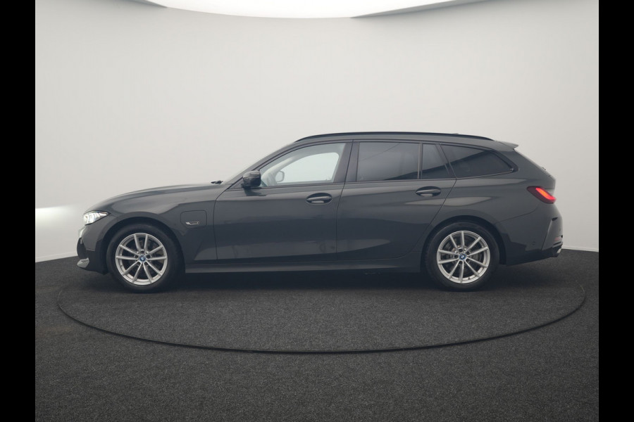 BMW 3 Serie Touring 320e Facelift 204pk PHEV Dealer O.H. | Dravitgrau metallic | Head Up | Camera | Widescreen Navi | Stoelverwarming | Apple Carplay | Blis | Adaptive LED | Park Assist | DAB | Plug In Hybrid |