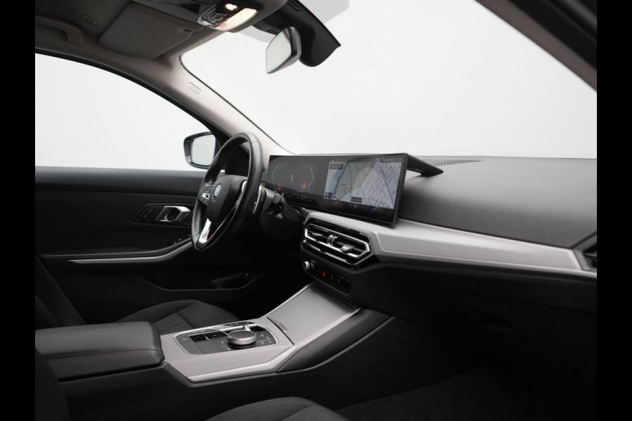 BMW 3 Serie Touring 320e Facelift 204pk PHEV Dealer O.H. | Dravitgrau metallic | Head Up | Camera | Widescreen Navi | Stoelverwarming | Apple Carplay | Blis | Adaptive LED | Park Assist | DAB | Plug In Hybrid |