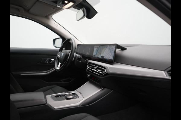 BMW 3 Serie Touring 320e Facelift 204pk PHEV Dealer O.H. | Dravitgrau metallic | Head Up | Camera | Widescreen Navi | Stoelverwarming | Apple Carplay | Blis | Adaptive LED | Park Assist | DAB | Plug In Hybrid |