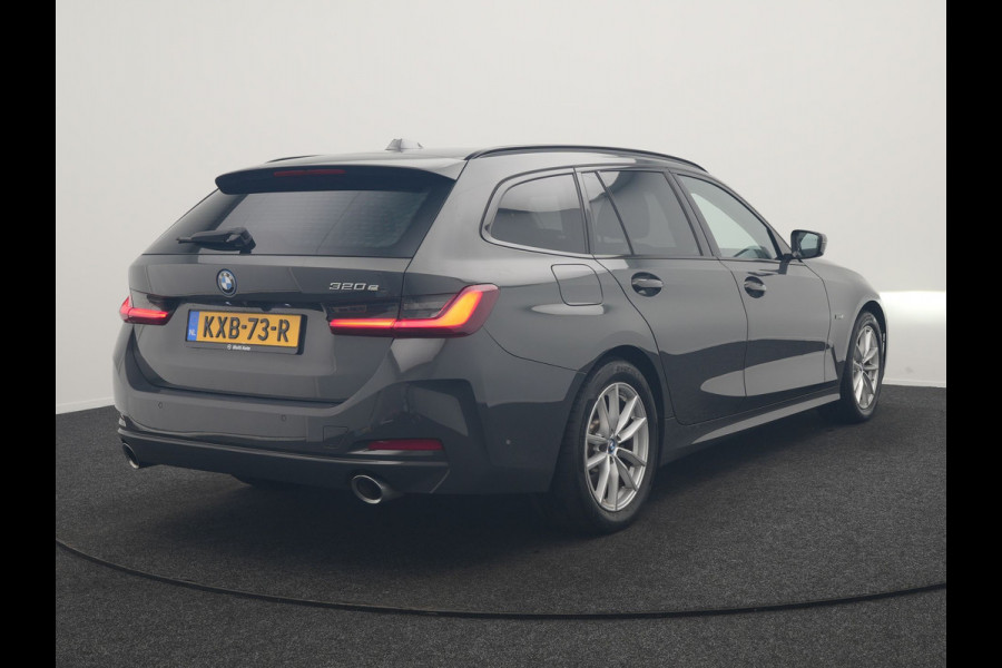 BMW 3 Serie Touring 320e Facelift 204pk PHEV Dealer O.H. | Dravitgrau metallic | Head Up | Camera | Widescreen Navi | Stoelverwarming | Apple Carplay | Blis | Adaptive LED | Park Assist | DAB | Plug In Hybrid |