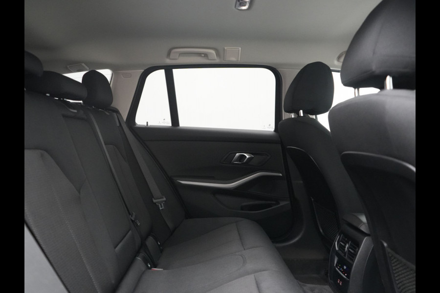 BMW 3 Serie Touring 320e Facelift 204pk PHEV Dealer O.H. | Dravitgrau metallic | Head Up | Camera | Widescreen Navi | Stoelverwarming | Apple Carplay | Blis | Adaptive LED | Park Assist | DAB | Plug In Hybrid |