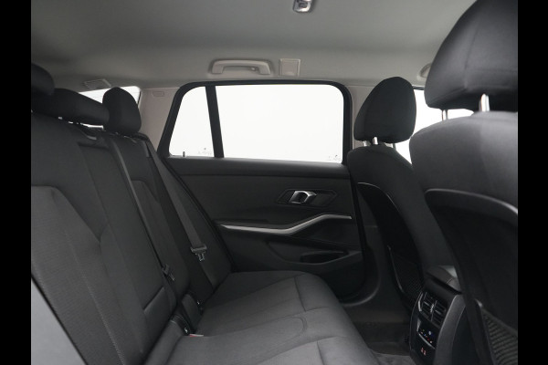 BMW 3 Serie Touring 320e Facelift 204pk PHEV Dealer O.H. | Dravitgrau metallic | Head Up | Camera | Widescreen Navi | Stoelverwarming | Apple Carplay | Blis | Adaptive LED | Park Assist | DAB | Plug In Hybrid |