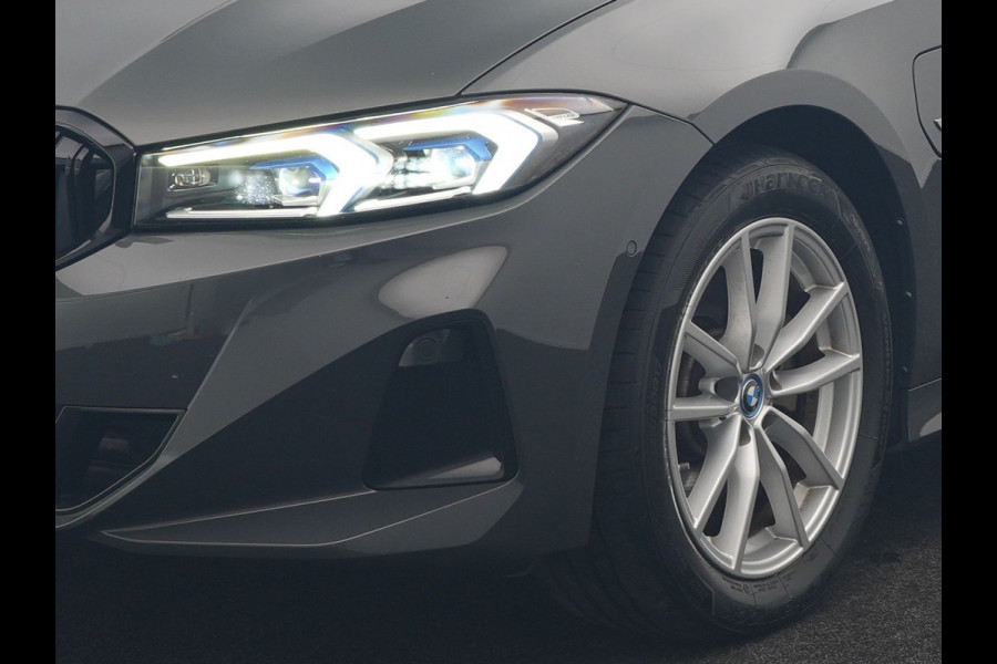 BMW 3 Serie Touring 320e Facelift 204pk PHEV Dealer O.H. | Dravitgrau metallic | Head Up | Camera | Widescreen Navi | Stoelverwarming | Apple Carplay | Blis | Adaptive LED | Park Assist | DAB | Plug In Hybrid |