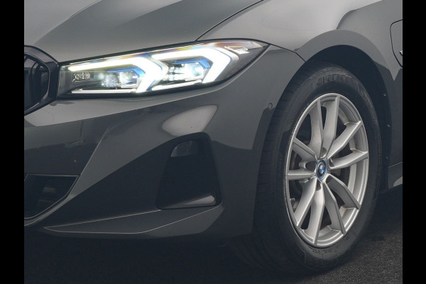 BMW 3 Serie Touring 320e Facelift 204pk PHEV Dealer O.H. | Dravitgrau metallic | Head Up | Camera | Widescreen Navi | Stoelverwarming | Apple Carplay | Blis | Adaptive LED | Park Assist | DAB | Plug In Hybrid |