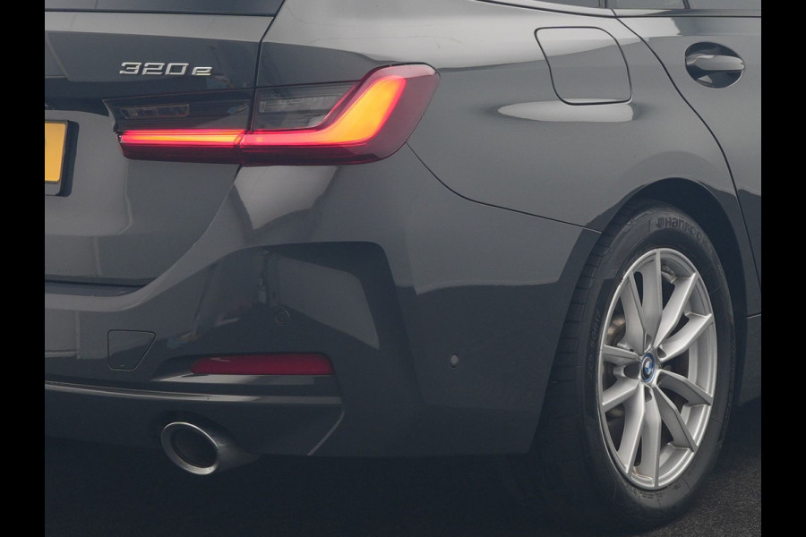 BMW 3 Serie Touring 320e Facelift 204pk PHEV Dealer O.H. | Dravitgrau metallic | Head Up | Camera | Widescreen Navi | Stoelverwarming | Apple Carplay | Blis | Adaptive LED | Park Assist | DAB | Plug In Hybrid |