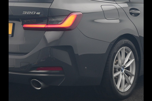 BMW 3 Serie Touring 320e Facelift 204pk PHEV Dealer O.H. | Dravitgrau metallic | Head Up | Camera | Widescreen Navi | Stoelverwarming | Apple Carplay | Blis | Adaptive LED | Park Assist | DAB | Plug In Hybrid |