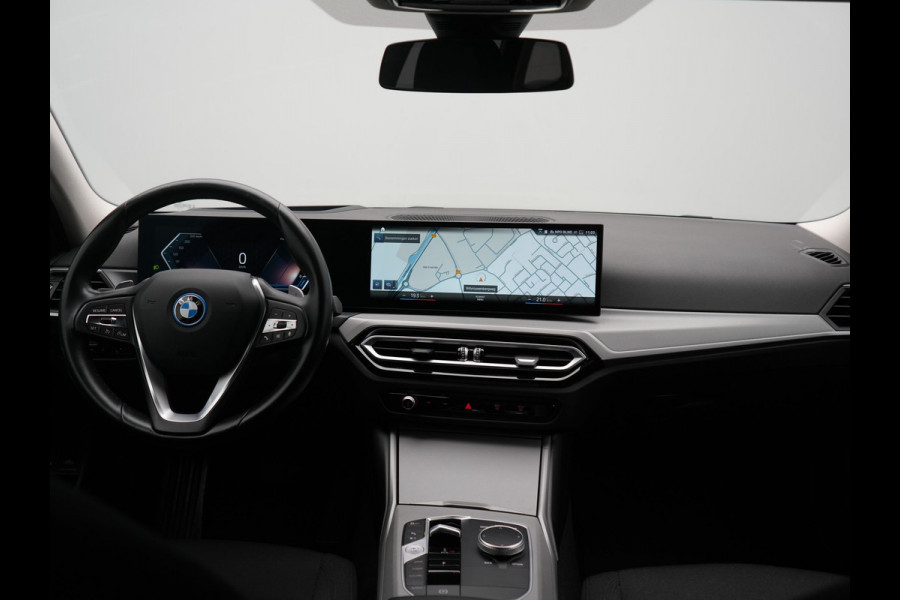 BMW 3 Serie Touring 320e Facelift 204pk PHEV Dealer O.H. | Dravitgrau metallic | Head Up | Camera | Widescreen Navi | Stoelverwarming | Apple Carplay | Blis | Adaptive LED | Park Assist | DAB | Plug In Hybrid |