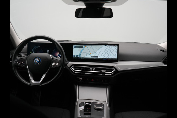 BMW 3 Serie Touring 320e Facelift 204pk PHEV Dealer O.H. | Dravitgrau metallic | Head Up | Camera | Widescreen Navi | Stoelverwarming | Apple Carplay | Blis | Adaptive LED | Park Assist | DAB | Plug In Hybrid |