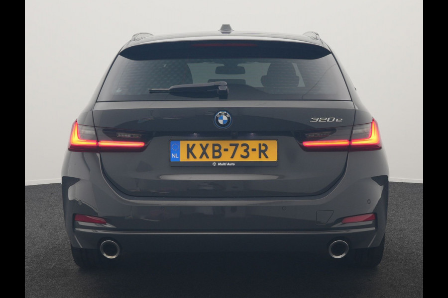 BMW 3 Serie Touring 320e Facelift 204pk PHEV Dealer O.H. | Dravitgrau metallic | Head Up | Camera | Widescreen Navi | Stoelverwarming | Apple Carplay | Blis | Adaptive LED | Park Assist | DAB | Plug In Hybrid |