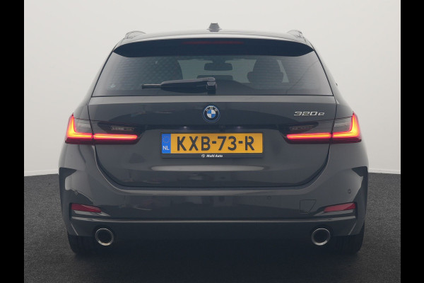 BMW 3 Serie Touring 320e Facelift 204pk PHEV Dealer O.H. | Dravitgrau metallic | Head Up | Camera | Widescreen Navi | Stoelverwarming | Apple Carplay | Blis | Adaptive LED | Park Assist | DAB | Plug In Hybrid |