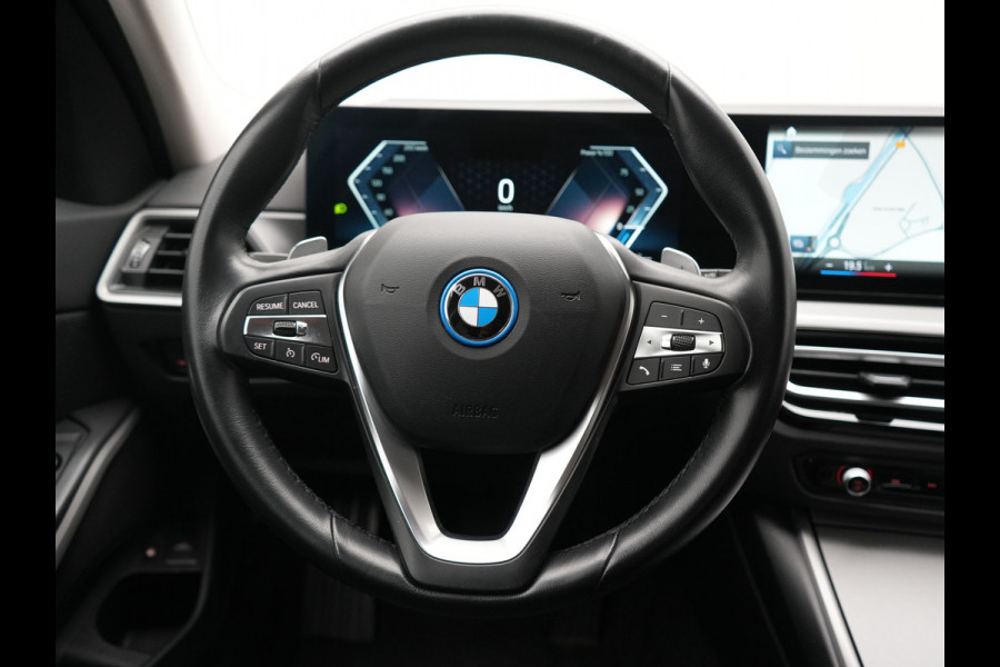 BMW 3 Serie Touring 320e Facelift 204pk PHEV Dealer O.H. | Dravitgrau metallic | Head Up | Camera | Widescreen Navi | Stoelverwarming | Apple Carplay | Blis | Adaptive LED | Park Assist | DAB | Plug In Hybrid |