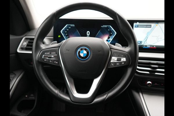 BMW 3 Serie Touring 320e Facelift 204pk PHEV Dealer O.H. | Dravitgrau metallic | Head Up | Camera | Widescreen Navi | Stoelverwarming | Apple Carplay | Blis | Adaptive LED | Park Assist | DAB | Plug In Hybrid |