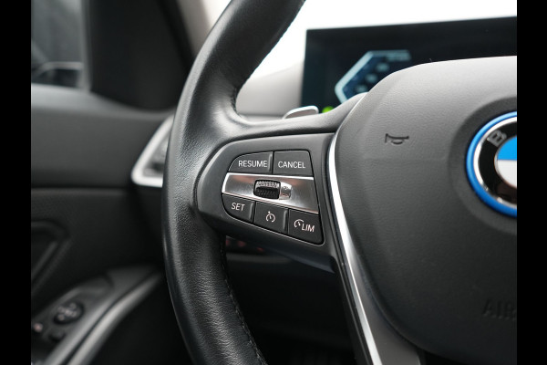 BMW 3 Serie Touring 320e Facelift 204pk PHEV Dealer O.H. | Dravitgrau metallic | Head Up | Camera | Widescreen Navi | Stoelverwarming | Apple Carplay | Blis | Adaptive LED | Park Assist | DAB | Plug In Hybrid |
