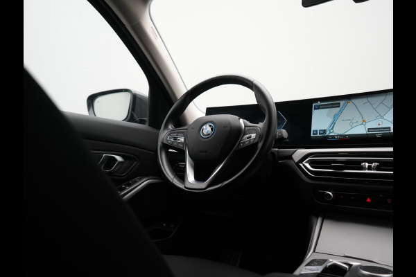 BMW 3 Serie Touring 320e Facelift 204pk PHEV Dealer O.H. | Dravitgrau metallic | Head Up | Camera | Widescreen Navi | Stoelverwarming | Apple Carplay | Blis | Adaptive LED | Park Assist | DAB | Plug In Hybrid |