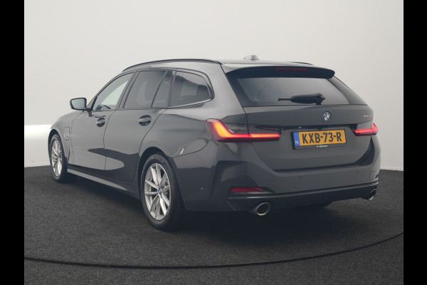 BMW 3 Serie Touring 320e Facelift 204pk PHEV Dealer O.H. | Dravitgrau metallic | Head Up | Camera | Widescreen Navi | Stoelverwarming | Apple Carplay | Blis | Adaptive LED | Park Assist | DAB | Plug In Hybrid |