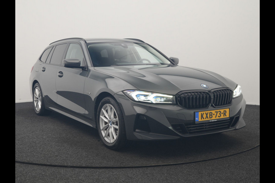 BMW 3 Serie Touring 320e Facelift 204pk PHEV Dealer O.H. | Dravitgrau metallic | Head Up | Camera | Widescreen Navi | Stoelverwarming | Apple Carplay | Blis | Adaptive LED | Park Assist | DAB | Plug In Hybrid |