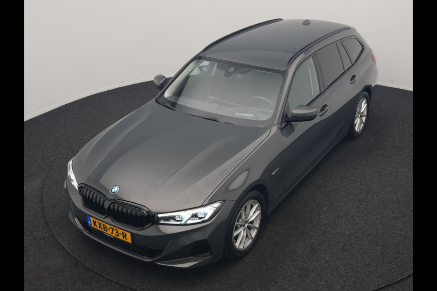 BMW 3 Serie Touring 320e Facelift 204pk PHEV Dealer O.H. | Dravitgrau metallic | Head Up | Camera | Widescreen Navi | Stoelverwarming | Apple Carplay | Blis | Adaptive LED | Park Assist | DAB | Plug In Hybrid |