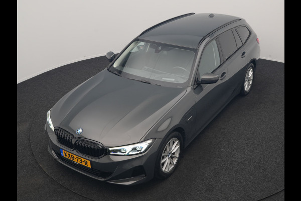 BMW 3 Serie Touring 320e Facelift 204pk PHEV Dealer O.H. | Dravitgrau metallic | Head Up | Camera | Widescreen Navi | Stoelverwarming | Apple Carplay | Blis | Adaptive LED | Park Assist | DAB | Plug In Hybrid |