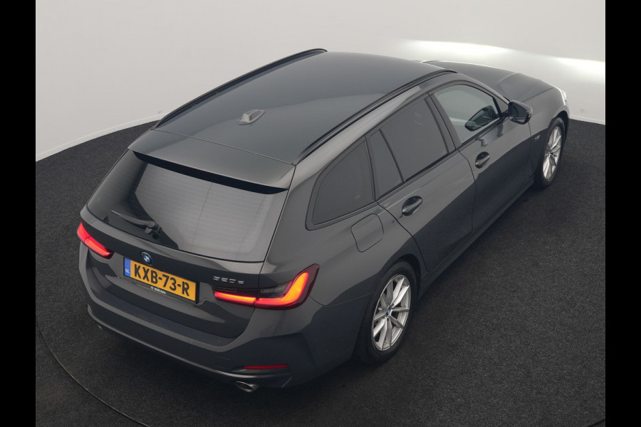 BMW 3 Serie Touring 320e Facelift 204pk PHEV Dealer O.H. | Dravitgrau metallic | Head Up | Camera | Widescreen Navi | Stoelverwarming | Apple Carplay | Blis | Adaptive LED | Park Assist | DAB | Plug In Hybrid |