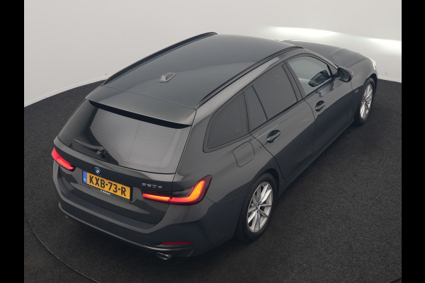 BMW 3 Serie Touring 320e Facelift 204pk PHEV Dealer O.H. | Dravitgrau metallic | Head Up | Camera | Widescreen Navi | Stoelverwarming | Apple Carplay | Blis | Adaptive LED | Park Assist | DAB | Plug In Hybrid |