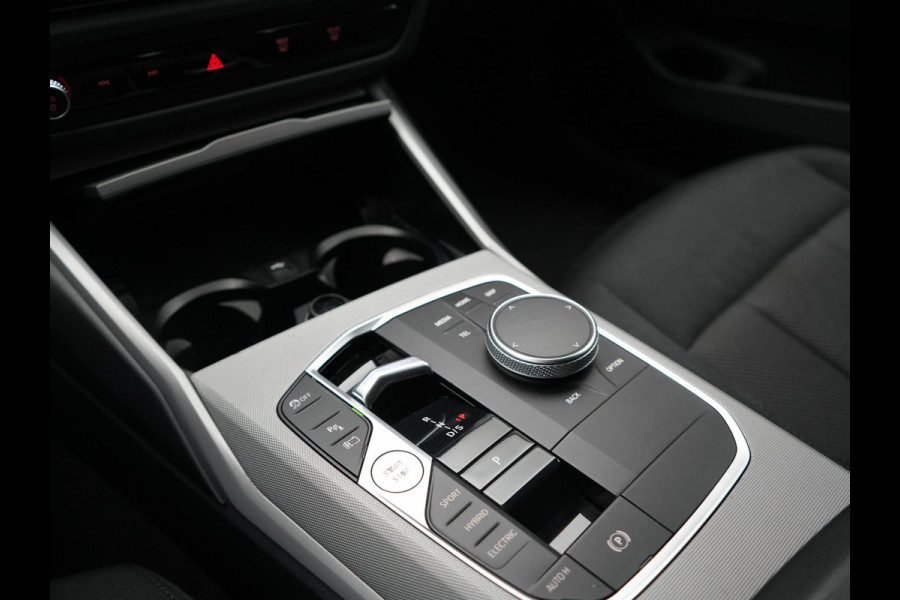 BMW 3 Serie Touring 320e Facelift 204pk PHEV Dealer O.H. | Dravitgrau metallic | Head Up | Camera | Widescreen Navi | Stoelverwarming | Apple Carplay | Blis | Adaptive LED | Park Assist | DAB | Plug In Hybrid |