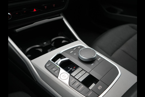 BMW 3 Serie Touring 320e Facelift 204pk PHEV Dealer O.H. | Dravitgrau metallic | Head Up | Camera | Widescreen Navi | Stoelverwarming | Apple Carplay | Blis | Adaptive LED | Park Assist | DAB | Plug In Hybrid |