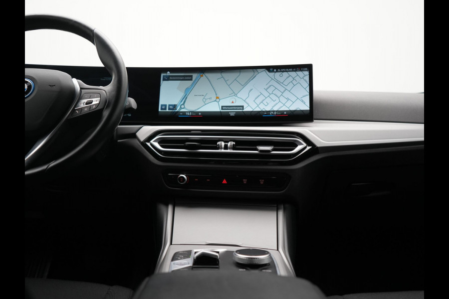 BMW 3 Serie Touring 320e Facelift 204pk PHEV Dealer O.H. | Dravitgrau metallic | Head Up | Camera | Widescreen Navi | Stoelverwarming | Apple Carplay | Blis | Adaptive LED | Park Assist | DAB | Plug In Hybrid |