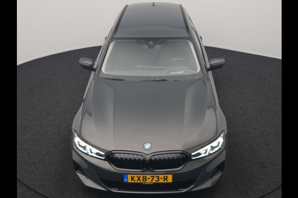 BMW 3 Serie Touring 320e Facelift 204pk PHEV Dealer O.H. | Dravitgrau metallic | Head Up | Camera | Widescreen Navi | Stoelverwarming | Apple Carplay | Blis | Adaptive LED | Park Assist | DAB | Plug In Hybrid |