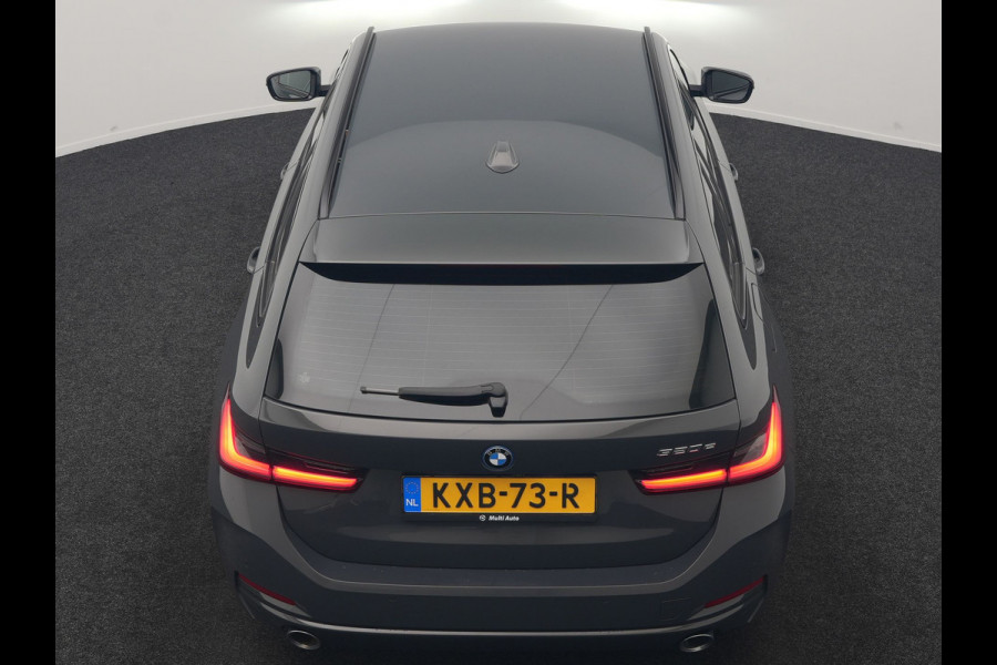 BMW 3 Serie Touring 320e Facelift 204pk PHEV Dealer O.H. | Dravitgrau metallic | Head Up | Camera | Widescreen Navi | Stoelverwarming | Apple Carplay | Blis | Adaptive LED | Park Assist | DAB | Plug In Hybrid |