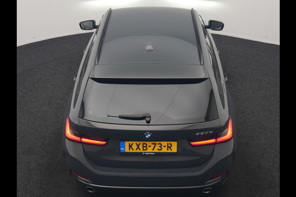 BMW 3 Serie Touring 320e Facelift 204pk PHEV Dealer O.H. | Dravitgrau metallic | Head Up | Camera | Widescreen Navi | Stoelverwarming | Apple Carplay | Blis | Adaptive LED | Park Assist | DAB | Plug In Hybrid |