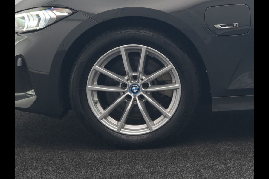 BMW 3 Serie Touring 320e Facelift 204pk PHEV Dealer O.H. | Dravitgrau metallic | Head Up | Camera | Widescreen Navi | Stoelverwarming | Apple Carplay | Blis | Adaptive LED | Park Assist | DAB | Plug In Hybrid |