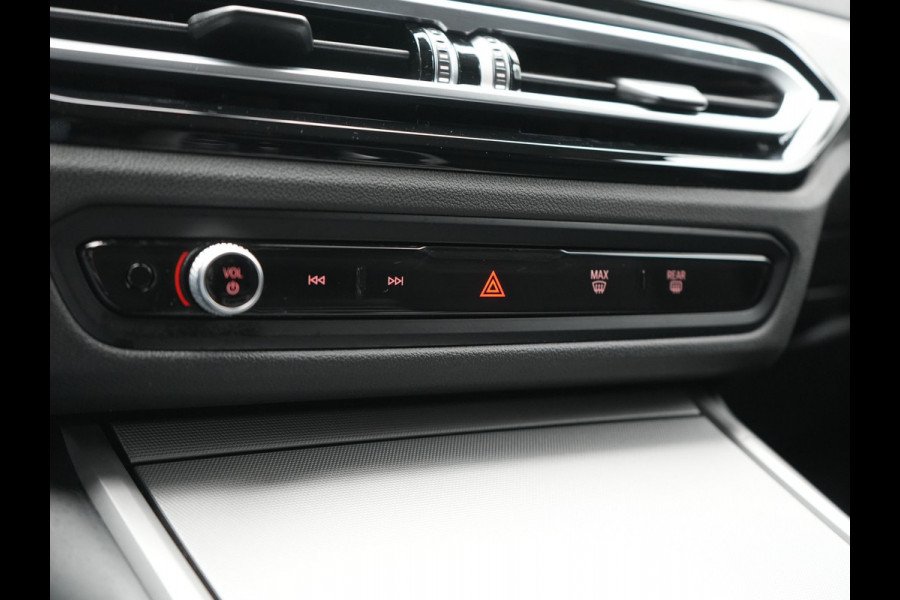 BMW 3 Serie Touring 320e Facelift 204pk PHEV Dealer O.H. | Dravitgrau metallic | Head Up | Camera | Widescreen Navi | Stoelverwarming | Apple Carplay | Blis | Adaptive LED | Park Assist | DAB | Plug In Hybrid |
