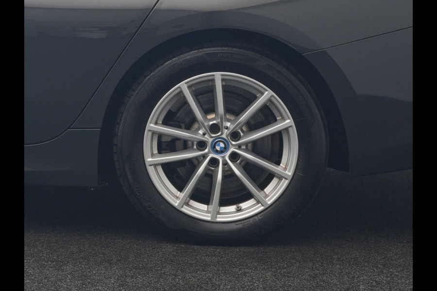 BMW 3 Serie Touring 320e Facelift 204pk PHEV Dealer O.H. | Dravitgrau metallic | Head Up | Camera | Widescreen Navi | Stoelverwarming | Apple Carplay | Blis | Adaptive LED | Park Assist | DAB | Plug In Hybrid |