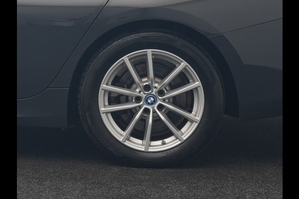 BMW 3 Serie Touring 320e Facelift 204pk PHEV Dealer O.H. | Dravitgrau metallic | Head Up | Camera | Widescreen Navi | Stoelverwarming | Apple Carplay | Blis | Adaptive LED | Park Assist | DAB | Plug In Hybrid |