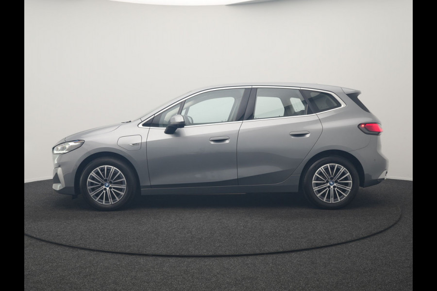 BMW 2 Serie Active Tourer 225e xDrive Luxury Line PHEV 245pk Dealer O.H. | Trekhaak Af Fabriek | Adaptive Cruise | 360 Camera | Head Up | Lederen Sportstoelen Verwarmd | Sfeerverichting | Keyless | Blis | Apple Carplay | Widescreen Navi | DAB | Plug In Hybrid |