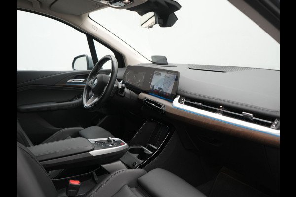 BMW 2 Serie Active Tourer 225e xDrive Luxury Line PHEV 245pk Dealer O.H. | Trekhaak Af Fabriek | Adaptive Cruise | 360 Camera | Head Up | Lederen Sportstoelen Verwarmd | Sfeerverichting | Keyless | Blis | Apple Carplay | Widescreen Navi | DAB | Plug In Hybrid |