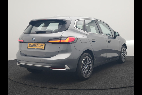 BMW 2 Serie Active Tourer 225e xDrive Luxury Line PHEV 245pk Dealer O.H. | Trekhaak Af Fabriek | Adaptive Cruise | 360 Camera | Head Up | Lederen Sportstoelen Verwarmd | Sfeerverichting | Keyless | Blis | Apple Carplay | Widescreen Navi | DAB | Plug In Hybrid |
