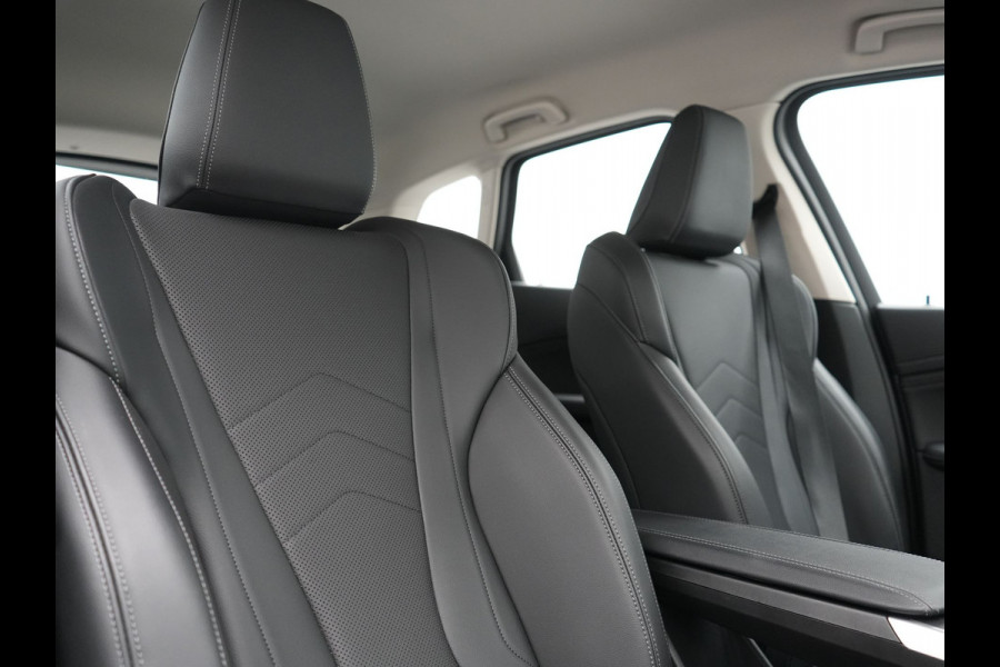 BMW 2 Serie Active Tourer 225e xDrive Luxury Line PHEV 245pk Dealer O.H. | Trekhaak Af Fabriek | Adaptive Cruise | 360 Camera | Head Up | Lederen Sportstoelen Verwarmd | Sfeerverichting | Keyless | Blis | Apple Carplay | Widescreen Navi | DAB | Plug In Hybrid |