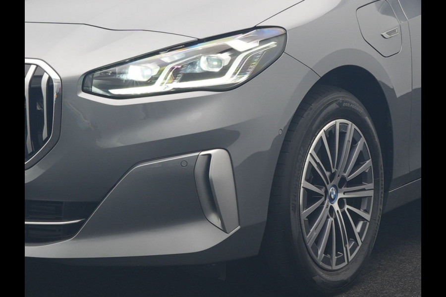 BMW 2 Serie Active Tourer 225e xDrive Luxury Line PHEV 245pk Dealer O.H. | Trekhaak Af Fabriek | Adaptive Cruise | 360 Camera | Head Up | Lederen Sportstoelen Verwarmd | Sfeerverichting | Keyless | Blis | Apple Carplay | Widescreen Navi | DAB | Plug In Hybrid |