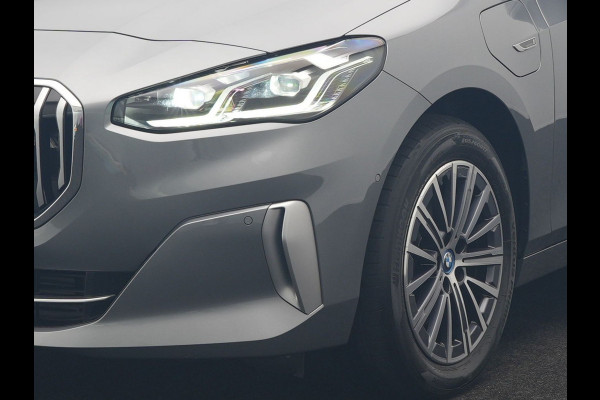 BMW 2 Serie Active Tourer 225e xDrive Luxury Line PHEV 245pk Dealer O.H. | Trekhaak Af Fabriek | Adaptive Cruise | 360 Camera | Head Up | Lederen Sportstoelen Verwarmd | Sfeerverichting | Keyless | Blis | Apple Carplay | Widescreen Navi | DAB | Plug In Hybrid |