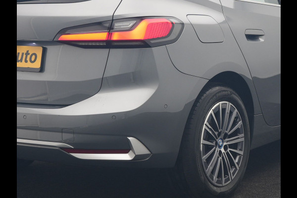 BMW 2 Serie Active Tourer 225e xDrive Luxury Line PHEV 245pk Dealer O.H. | Trekhaak Af Fabriek | Adaptive Cruise | 360 Camera | Head Up | Lederen Sportstoelen Verwarmd | Sfeerverichting | Keyless | Blis | Apple Carplay | Widescreen Navi | DAB | Plug In Hybrid |