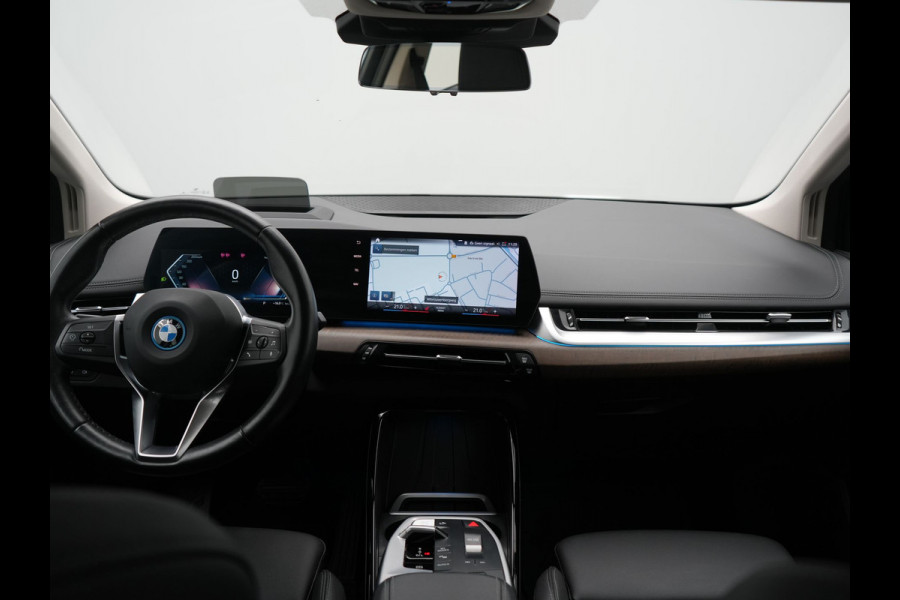 BMW 2 Serie Active Tourer 225e xDrive Luxury Line PHEV 245pk Dealer O.H. | Trekhaak Af Fabriek | Adaptive Cruise | 360 Camera | Head Up | Lederen Sportstoelen Verwarmd | Sfeerverichting | Keyless | Blis | Apple Carplay | Widescreen Navi | DAB | Plug In Hybrid |