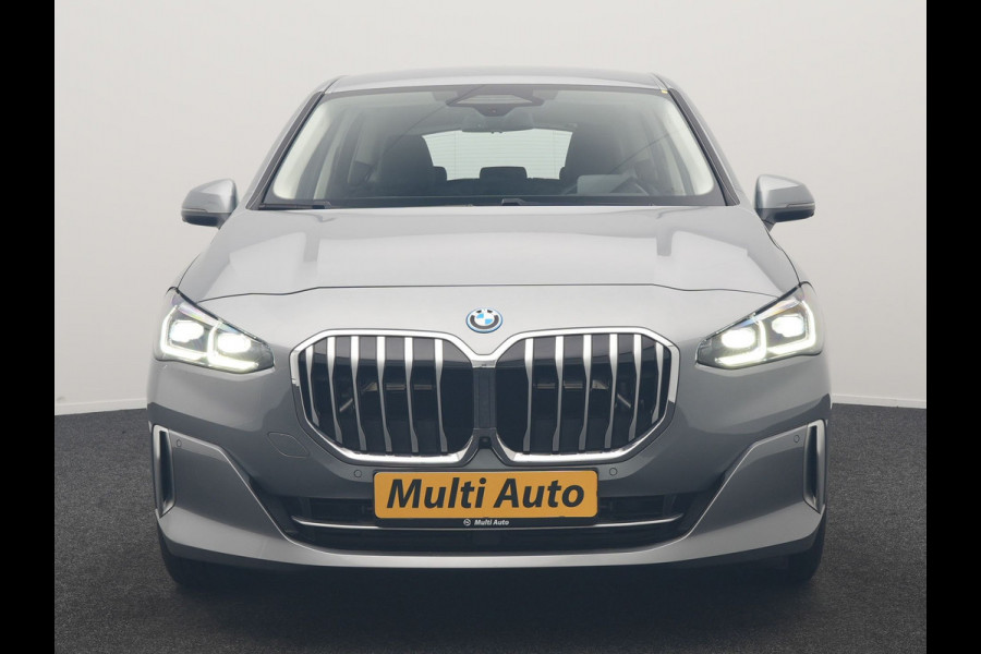 BMW 2 Serie Active Tourer 225e xDrive Luxury Line PHEV 245pk Dealer O.H. | Trekhaak Af Fabriek | Adaptive Cruise | 360 Camera | Head Up | Lederen Sportstoelen Verwarmd | Sfeerverichting | Keyless | Blis | Apple Carplay | Widescreen Navi | DAB | Plug In Hybrid |