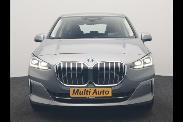 BMW 2 Serie Active Tourer 225e xDrive Luxury Line PHEV 245pk Dealer O.H. | Trekhaak Af Fabriek | Adaptive Cruise | 360 Camera | Head Up | Lederen Sportstoelen Verwarmd | Sfeerverichting | Keyless | Blis | Apple Carplay | Widescreen Navi | DAB | Plug In Hybrid |
