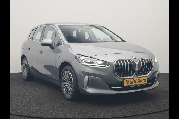 BMW 2 Serie Active Tourer 225e xDrive Luxury Line PHEV 245pk Dealer O.H. | Trekhaak Af Fabriek | Adaptive Cruise | 360 Camera | Head Up | Lederen Sportstoelen Verwarmd | Sfeerverichting | Keyless | Blis | Apple Carplay | Widescreen Navi | DAB | Plug In Hybrid |