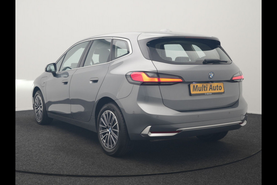 BMW 2 Serie Active Tourer 225e xDrive Luxury Line PHEV 245pk Dealer O.H. | Trekhaak Af Fabriek | Adaptive Cruise | 360 Camera | Head Up | Lederen Sportstoelen Verwarmd | Sfeerverichting | Keyless | Blis | Apple Carplay | Widescreen Navi | DAB | Plug In Hybrid |