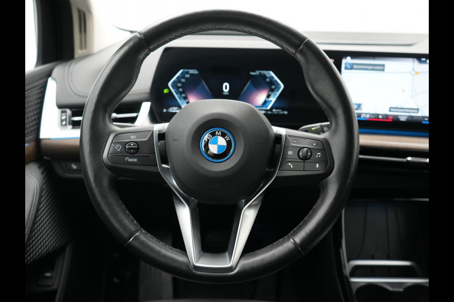 BMW 2 Serie Active Tourer 225e xDrive Luxury Line PHEV 245pk Dealer O.H. | Trekhaak Af Fabriek | Adaptive Cruise | 360 Camera | Head Up | Lederen Sportstoelen Verwarmd | Sfeerverichting | Keyless | Blis | Apple Carplay | Widescreen Navi | DAB | Plug In Hybrid |