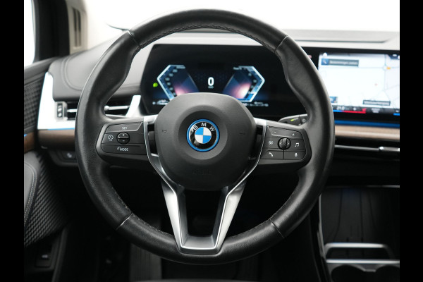 BMW 2 Serie Active Tourer 225e xDrive Luxury Line PHEV 245pk Dealer O.H. | Trekhaak Af Fabriek | Adaptive Cruise | 360 Camera | Head Up | Lederen Sportstoelen Verwarmd | Sfeerverichting | Keyless | Blis | Apple Carplay | Widescreen Navi | DAB | Plug In Hybrid |